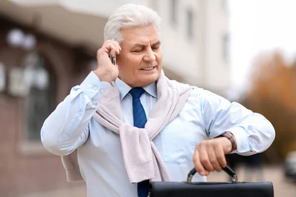 Senior Businessman Talking Mobile Phone Outdoors — Stock Photo, Image