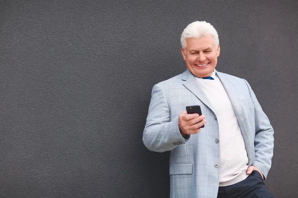 Senior Zakenman Met Behulp Van Mobiele Telefoon Buurt Van Donkere — Stockfoto