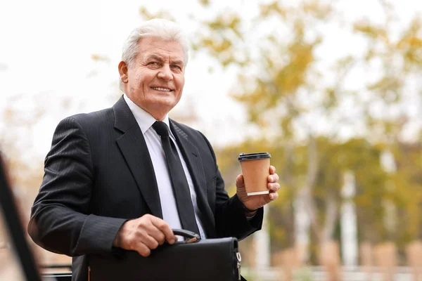 Senior Zakenman Die Buiten Koffie Drinkt — Stockfoto