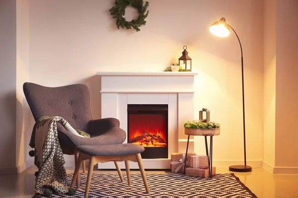暖炉とアームチェア付きのモダンな部屋のインテリア — ストック写真
