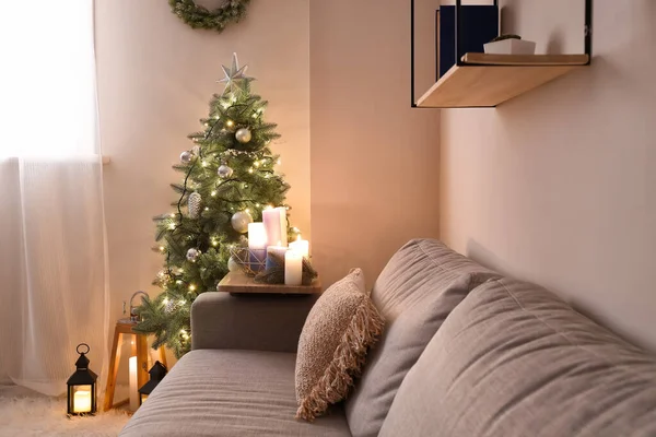 Interior Quarto Moderno Com Sofá Árvore Natal — Fotografia de Stock