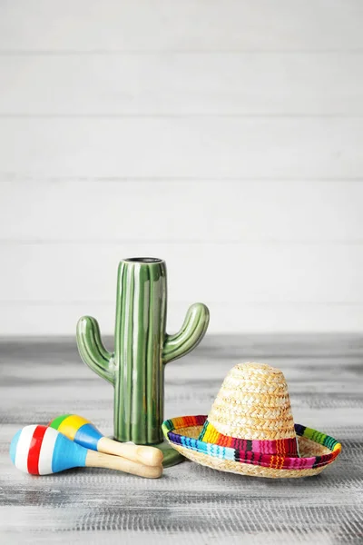 Sombrero Mexicano Maracas Cacto Cerâmico Sobre Fundo Madeira — Fotografia de Stock