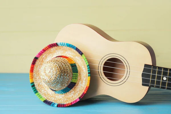 Meksika Sombrero Gitar Renkli Ahşap Arka Planda — Stok fotoğraf