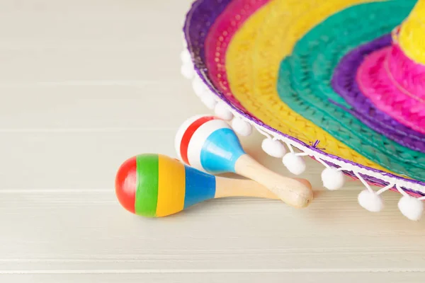 Sombrero Mexicano Maracas Fundo Madeira Branca Close — Fotografia de Stock