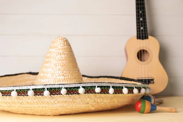 Mexikanska Sombrero Gitarr Och Maracas Vit Trä Bakgrund — Stockfoto