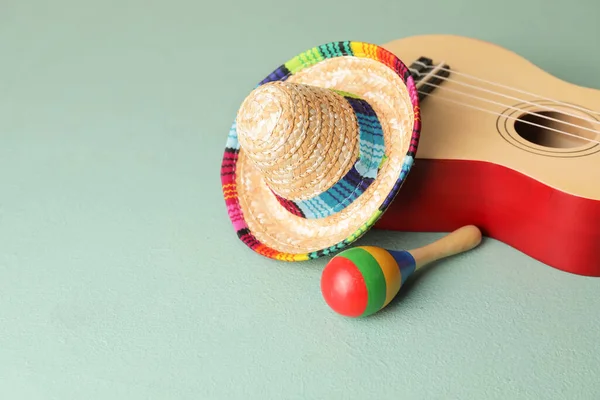 Renkli arka planda Meksika sombrero, gitar ve marakas