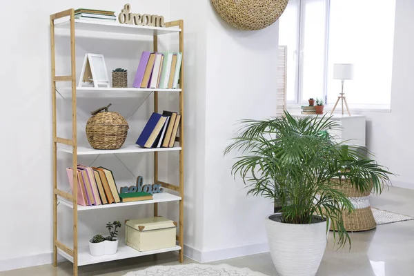 Unidade Prateleira Com Livros Interior Quarto — Fotografia de Stock