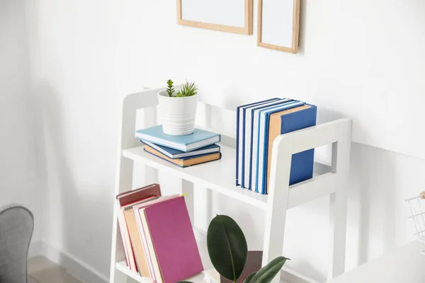 Étagère Avec Livres Intérieur Chambre — Photo