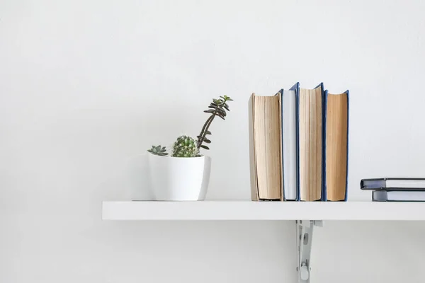 Estante Con Libros Colgados Pared Luz —  Fotos de Stock