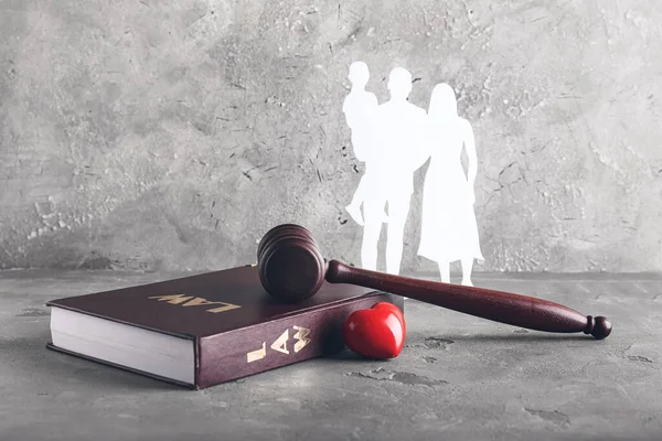 Family Figures Judge Gavel Heart Grunge Background — Foto de Stock