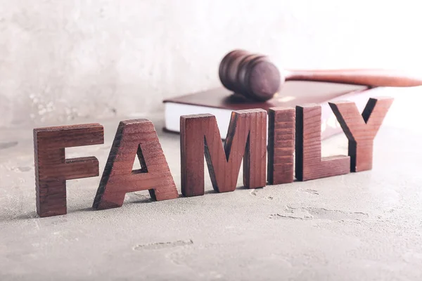 光の背景に裁判官の砂利を持つ単語の家族 — ストック写真