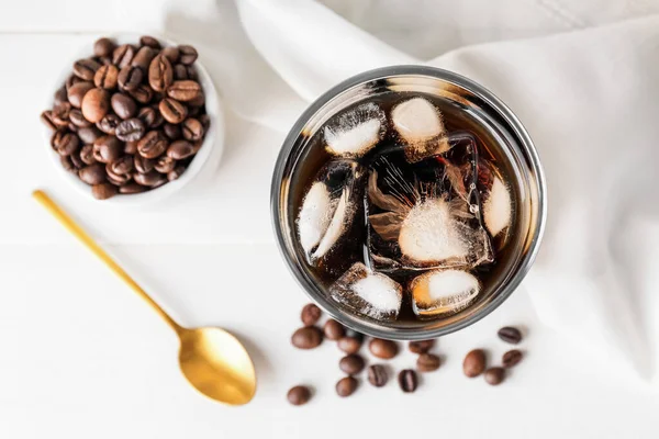 Glas Smakelijk Koud Brouwsel Koffiebonen Witte Achtergrond — Stockfoto