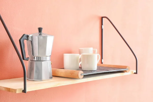 Kahve Makineli Raflar Duvarda Asılı Fincanlar — Stok fotoğraf