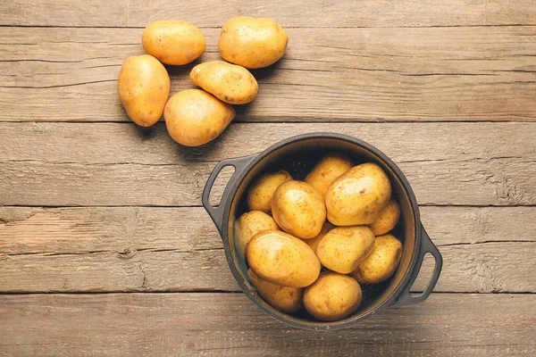 Kochtopf Mit Rohen Kartoffeln Auf Holzgrund — Stockfoto