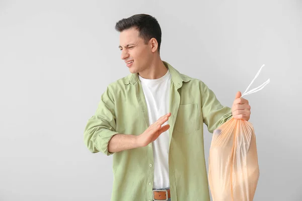 Junger Mann Mit Müllsack Auf Hellem Hintergrund — Stockfoto