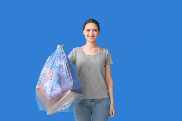 Junge Frau Mit Müllsack Auf Farbigem Hintergrund — Stockfoto