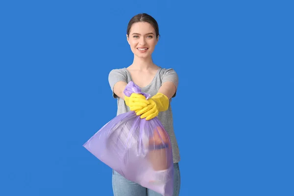 Młoda Kobieta Workiem Śmieci Tle Koloru — Zdjęcie stockowe