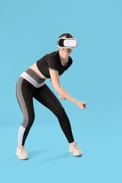 Sportliche Junge Frau Mit Virtual Reality Brille Trainiert Auf Farbigem — Stockfoto