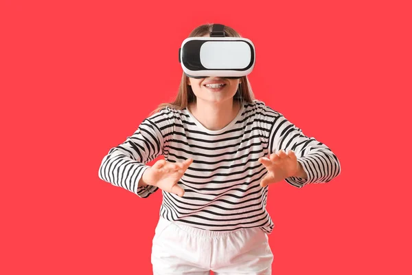Mujer Joven Con Gafas Realidad Virtual Sobre Fondo Color —  Fotos de Stock