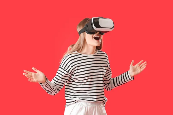 Young Woman Virtual Reality Glasses Color Background — Stock Photo, Image