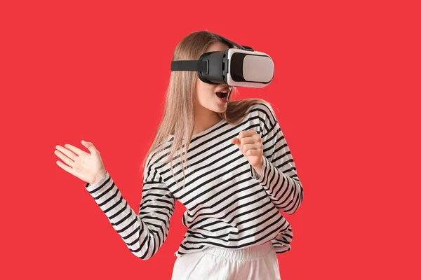Mujer Joven Con Gafas Realidad Virtual Sobre Fondo Color —  Fotos de Stock