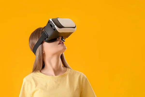 Mujer Joven Con Gafas Realidad Virtual Sobre Fondo Color —  Fotos de Stock