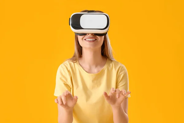 Jovem Com Óculos Realidade Virtual Fundo Cor — Fotografia de Stock