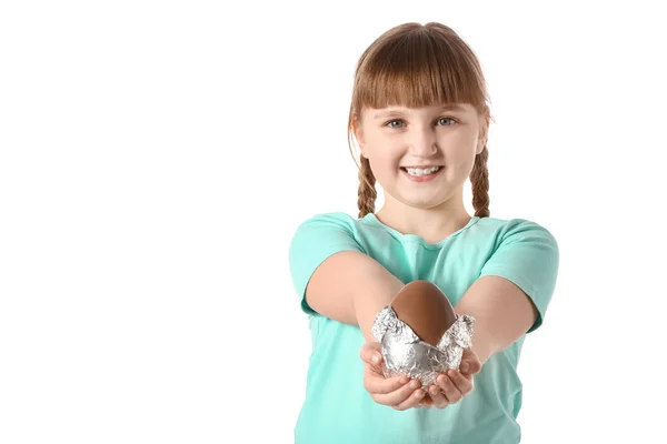 Linda Niña Con Huevo Pascua Chocolate Sobre Fondo Blanco — Foto de Stock