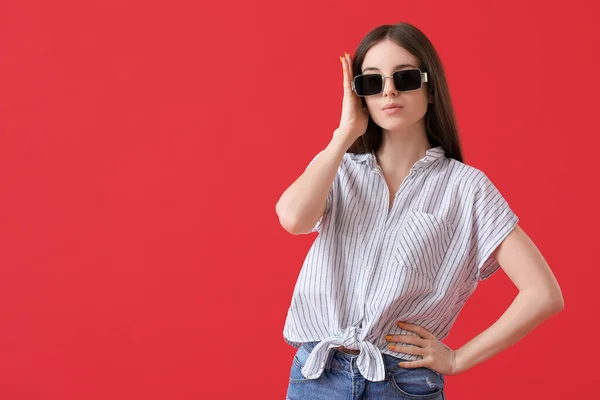 Bella Giovane Donna Con Eleganti Occhiali Sole Sfondo Colore — Foto Stock