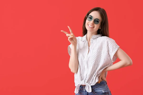 Belle Jeune Femme Avec Des Lunettes Soleil Élégantes Montrant Geste — Photo