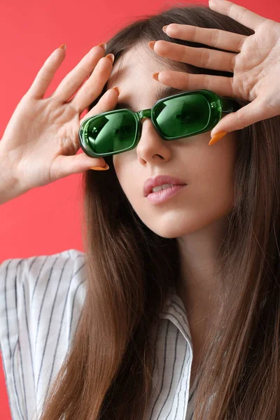 Piękna Młoda Kobieta Stylowych Okularach Przeciwsłonecznych Tle Koloru — Zdjęcie stockowe