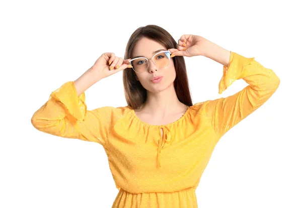 Piękna Młoda Kobieta Stylowych Okularach Przeciwsłonecznych Białym Tle — Zdjęcie stockowe