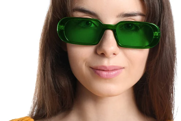 白い背景にスタイリッシュなサングラスを持つ美しい若い女性 — ストック写真