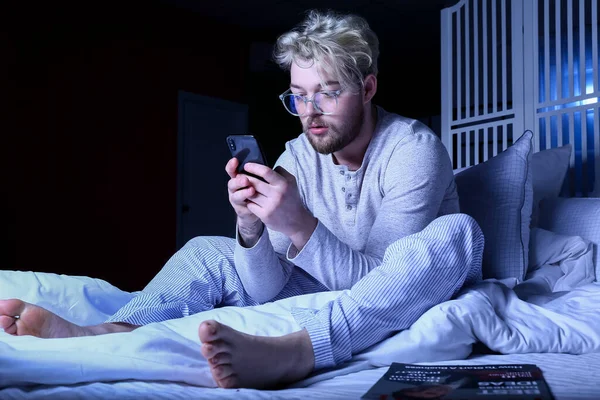 Jovem Usando Óculos Enquanto Usa Telefone Celular Noite — Fotografia de Stock