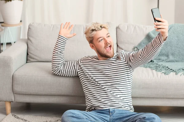 Νεαρός Κινητό Βγάζει Selfie Στο Σπίτι — Φωτογραφία Αρχείου