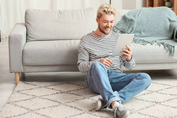 Hombre Joven Con Tableta Casa —  Fotos de Stock