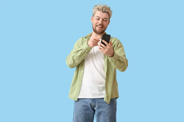 Ung Man Med Mobiltelefon Färg Bakgrund — Stockfoto
