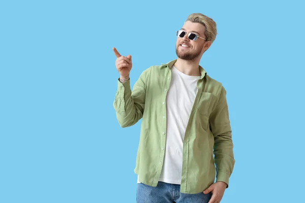 Young Man Stylish Sunglasses Pointing Something Color Background — Stock Photo, Image