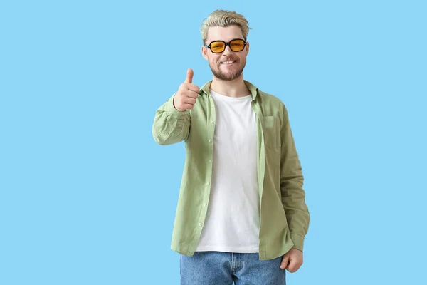 Young Man Stylish Sunglasses Showing Thumb Color Background — Stock Photo, Image