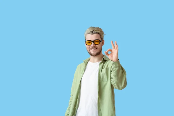 Young Man Stylish Sunglasses Showing Color Background — Stock Photo, Image