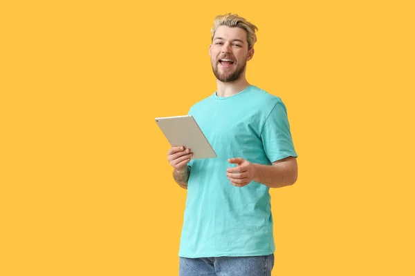 Νεαρός Άνδρας Tablet Υπολογιστή Στο Φόντο Χρώμα — Φωτογραφία Αρχείου