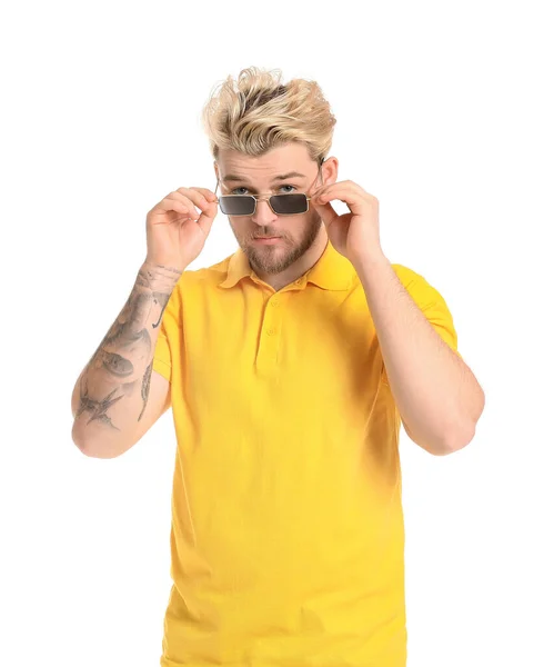 Jeune Homme Avec Des Lunettes Soleil Élégantes Sur Fond Blanc — Photo