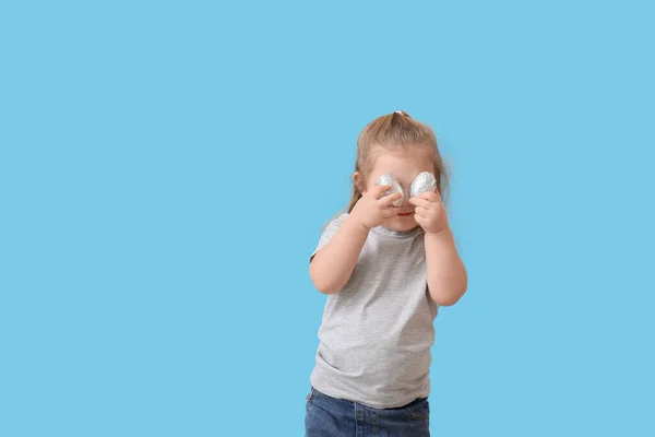 Carino Bambina Con Uova Pasqua Cioccolato Sfondo Colore — Foto Stock