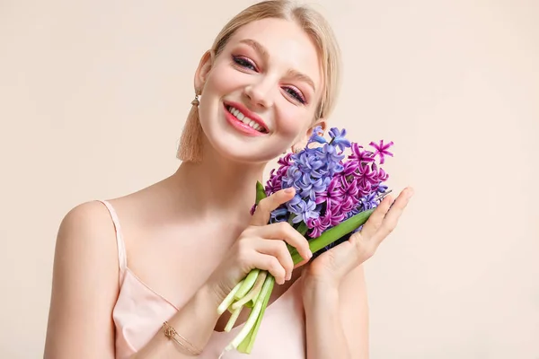 Vacker Ung Kvinna Med Hyacint Blommor Ljus Bakgrund — Stockfoto