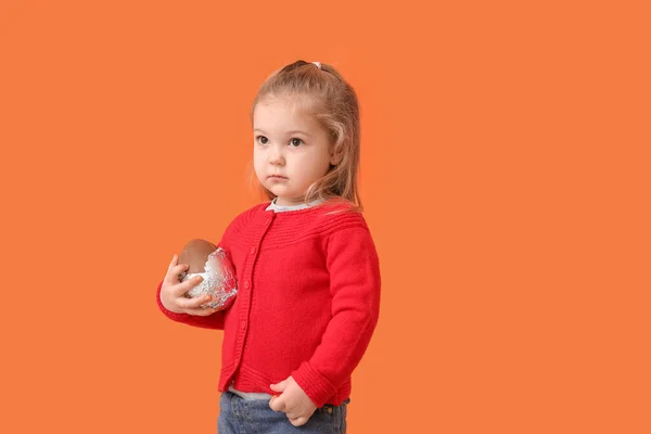 Cute Little Girl Czekolady Pisanki Tle Koloru — Zdjęcie stockowe