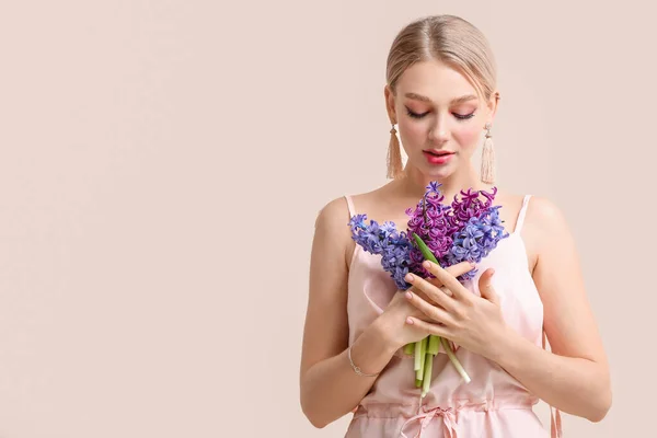 Vacker Ung Kvinna Med Hyacint Blommor Ljus Bakgrund — Stockfoto