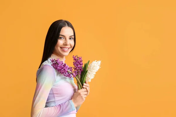 Arka Planda Sümbül Çiçekleri Olan Güzel Genç Bir Kadın — Stok fotoğraf