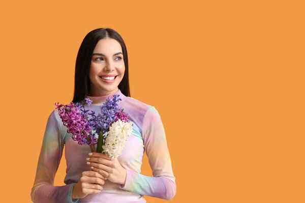 Belle Jeune Femme Avec Des Fleurs Jacinthe Sur Fond Couleur — Photo