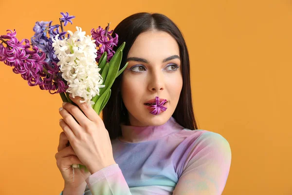 Vacker Ung Kvinna Med Hyacint Blommor Färg Bakgrund — Stockfoto