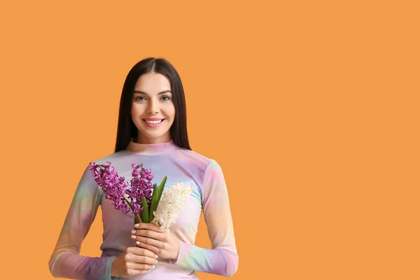 Schöne Junge Frau Mit Hyazinthenblüten Auf Farbigem Hintergrund — Stockfoto